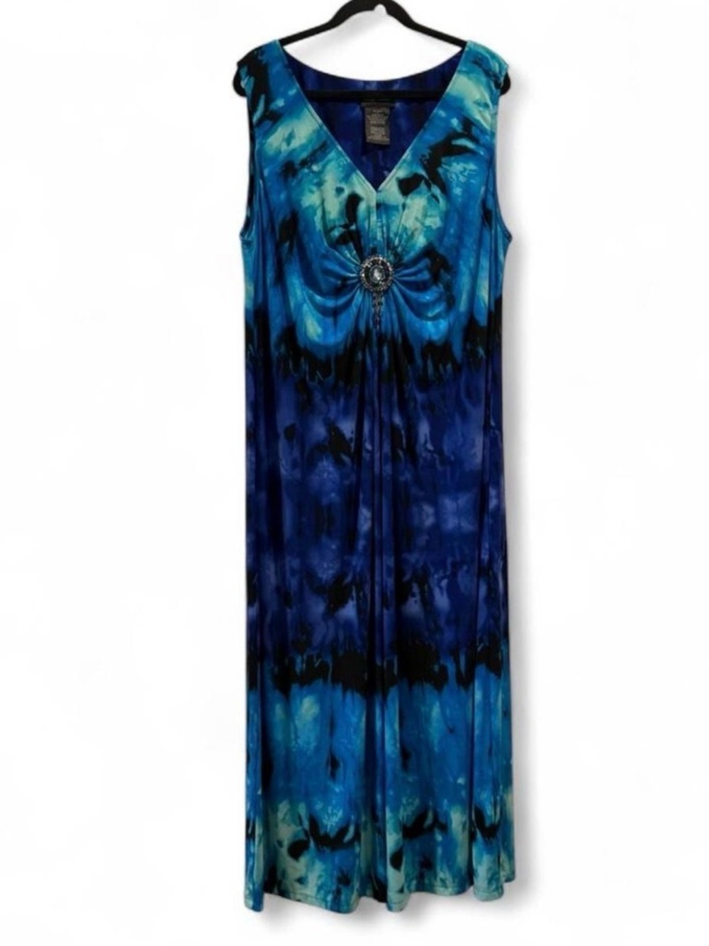 Blue Tie-Dye V-Neck Maxi Dress with Decorative Brooch